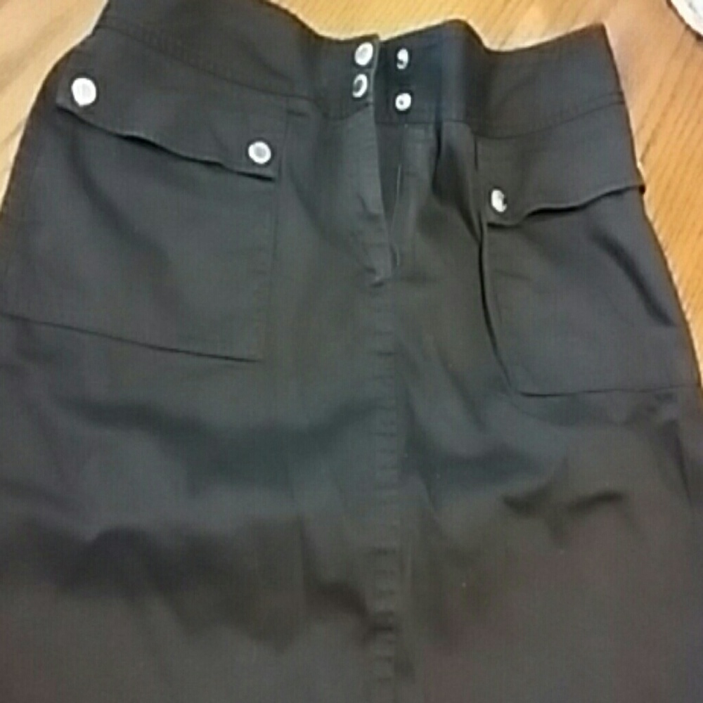 JONES SIGNATURE NEW YORK BLACK SKIRT with pockets snaps